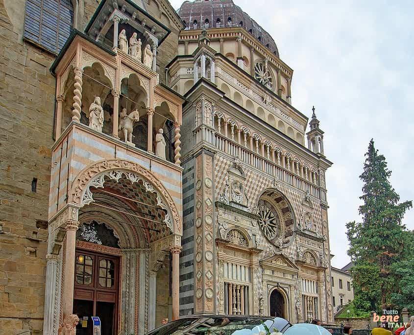 Eingangstor zur Basilika Santa Maria Maggiore und rechts die Colleoni-Kapelle