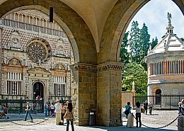 Portikus des Palazzo della Ragione, des Justizpalastes mit Blick auf die Colleoni-Kapelle und das Baptisterium