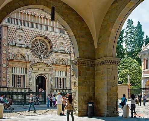 Portikus des Palazzo della Ragione, des Justizpalastes mit Blick auf die Colleoni-Kapelle und das Baptisterium • m24o Portikus des Palazzo della Ragione, des Justizpalastes mit Blick auf die Colleoni-Kapelle und das Baptisterium
