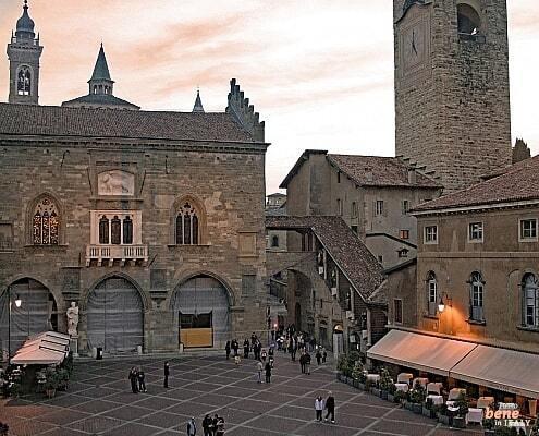 Bergamo Alta: Piazza Vecchia mit Contarini-Brunnen • m24o Bergamo Alta: Piazza Vecchia mit Contarini-Brunnen