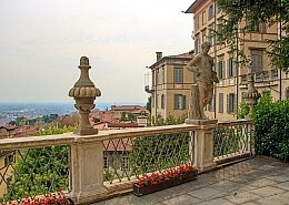Panoramablick von der Terrasse des Palazzo Terzi auf die Unterstadt von Bergamo