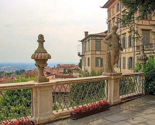 Panoramablick von der Terrasse des Palazzo Terzi auf die Unterstadt von Bergamo