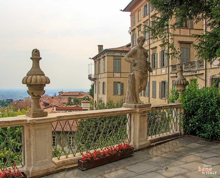 Panoramablick von der Terrasse des Palazzo Terzi auf die Unterstadt von Bergamo