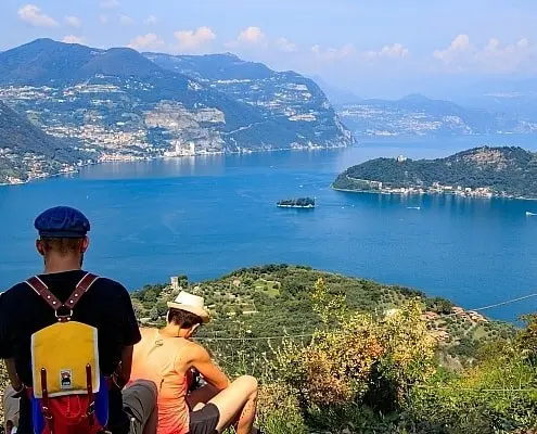 Panoramablick auf den Iseosee in der Lombardei, Italien
