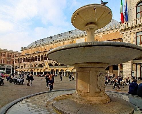 Padova Piazza delle Erbe und Piazza delle Frutta with fountain in front of the Palazzo della Ragione