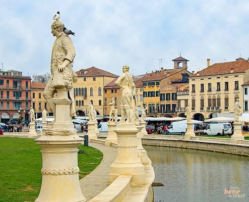 Prato della Valle in Padua • m24o Prato della Valle in Padua mit Statuen berühmter Persönlichkeiten Venetiens