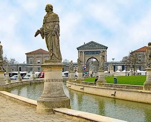 Prato della Valle mit 78 Statuen in Padua, Venetien
