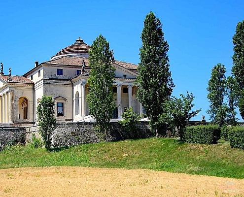 Villa La Rotonda Vicenza Andrea Palladio Veneto • m24o Die Villa La Rotonda von Andrea Palladio in Vicenza, ein ikonisches Beispiel für symmetrische Renaissance-Architektur.