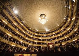 Panorama-Blick auf den prachtvollen, goldenen Zuschauerraum des Teatro alla Scala in Mailand mit seinen sechs Rängen und Logen; Foto © Brescia-Amisano.