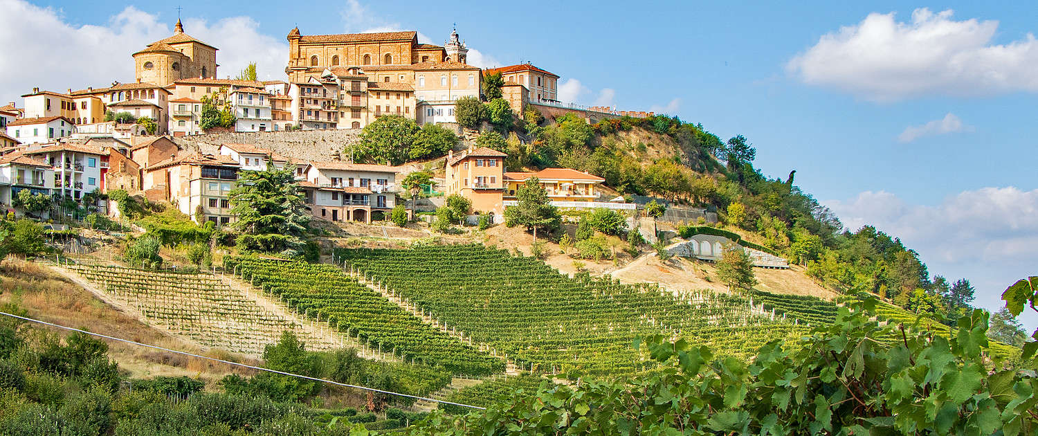 Das Dorf von La Morra in Piemont