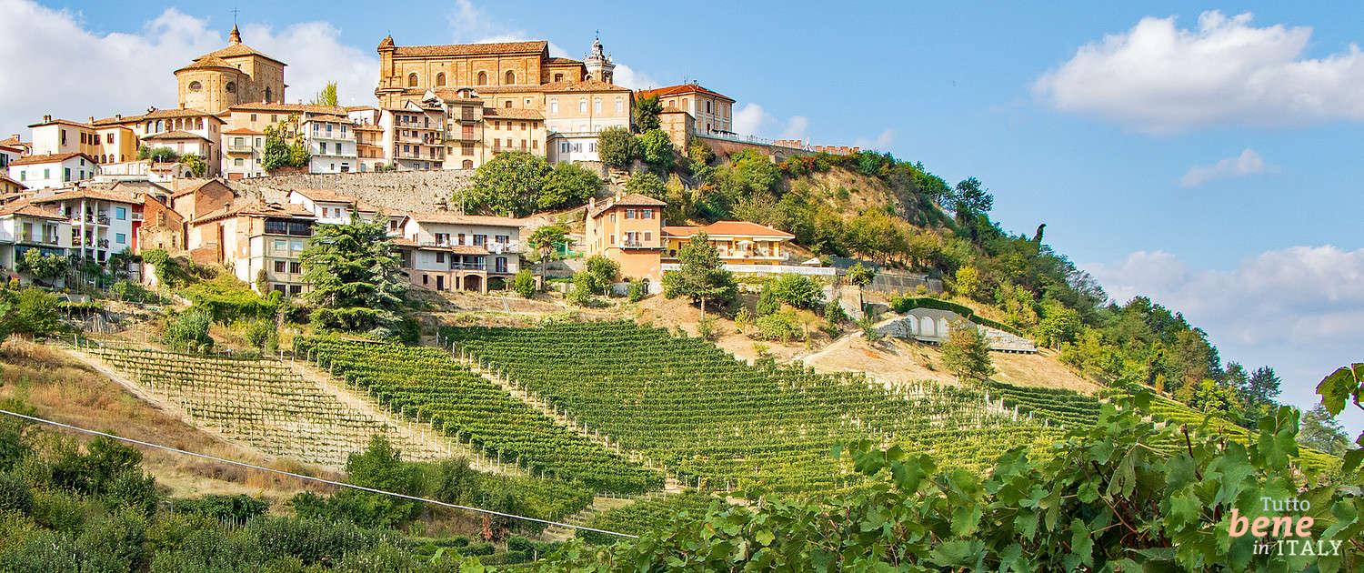 Piemontesischer Wein Das Dorf von La Morra in Piemont