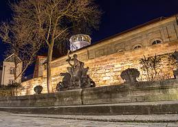Statue beim Brunnen gegenüber dem Markgräflichem Opernhaus in Bayreuth • adobe photo stock Statue beim Brunnen gegenüber dem Markgräflichem Opernhaus in Bayreuth