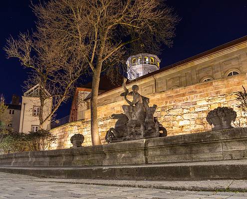 Statue beim Brunnen gegenüber dem Markgräflichem Opernhaus in Bayreuth • adobe photo stock Statue beim Brunnen gegenüber dem Markgräflichem Opernhaus in Bayreuth