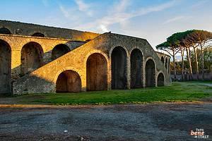 Amphitheater von Pompeji • m24o Das älteste noch erhaltene römische Amphitheater in der antiken römischen Stadt, das durch den Ausbruch des Vesuvs verschüttet wurde
