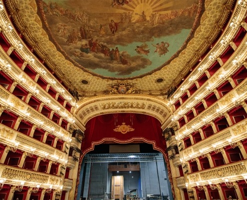 Innenraum des Teatro di San Carlo in Neapel • m24o Der prunkvolle Zuschauerraum des Teatro di San Carlo mit sechs Etagen goldverzierter Logen, einem großen Deckengemälde und der Bühne mit rotem Vorhang.