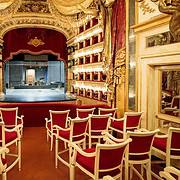 Blick aus der königlichen Loge im Teatro di San Carlo, Neapel • m24o Der prunkvolle goldene Zuschauerraum des Teatro di San Carlo mit roten Logen und weißen Stühlen im Vordergrund, gesehen von der erhöhten königlichen Loge aus Richtung Bühne.