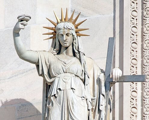 Marmorstatue La Legge Nuova an der Fassade des Mailänder Doms, die der New Yorker Freiheitsstatue ähnelt.