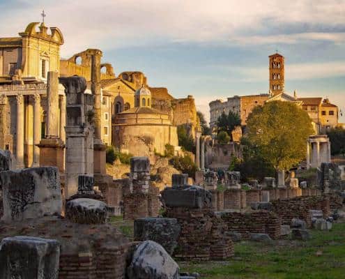 Visit the Roman Forum with a professional local guide and discover Rome within a short trip.