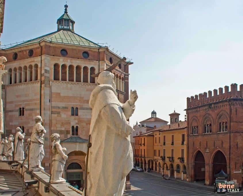 Cremona • m24o Blick auf die Statue des Märtyrers Petrus mit einer Axt im Schädel in der Kathedrale von Cremona