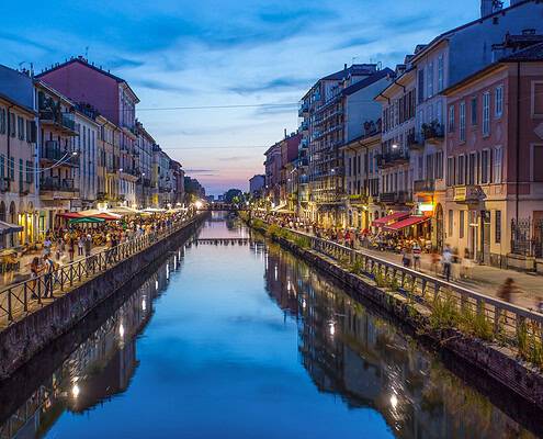 Panorama-Ansicht der Navigli-Kanäle in Mailand mit den typischen Häuserfassaden, Cafés und Brücken.