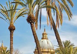 Der Dom zu Palermo ist von byzantinisch-arabisch-normannischen Einflüssen geprägt und liegt in der Nähe des Normannenpalasts in der historischen Altstadt.